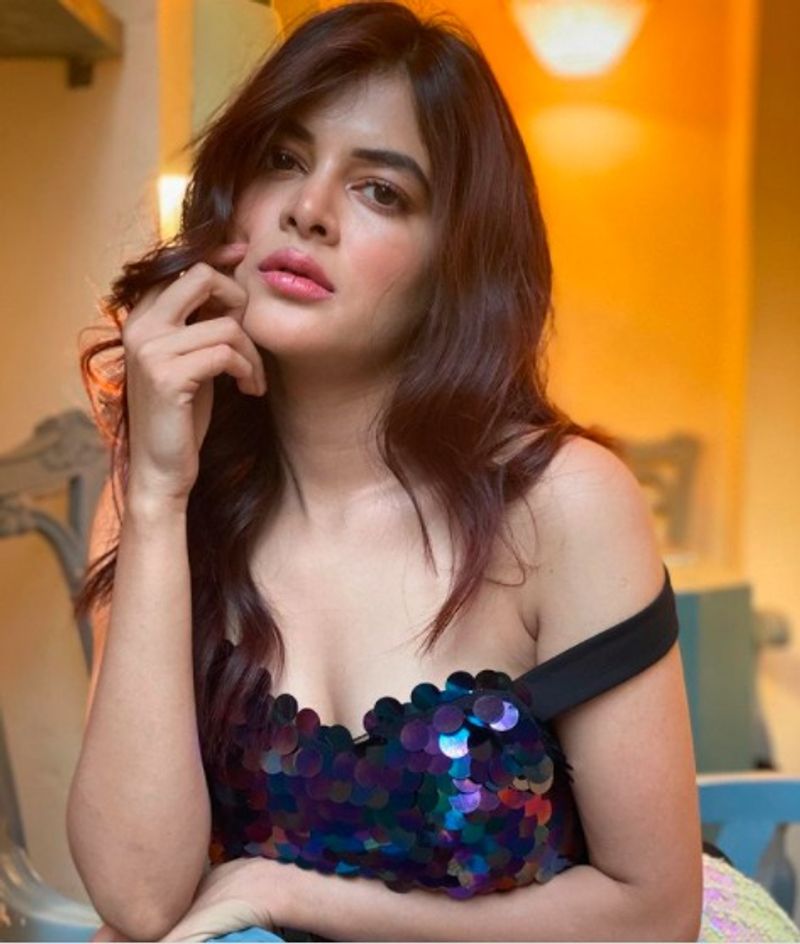 <p>স্টাইল আইক্যুন মধুমিতার কাঁধ থেকে যেন খসে পড়ছে জামা। আর তার সঙ্গেই চুঁইয়ে পড়ছে হটনেস, সেই দৃশ্যই ফ্রেমবন্দি। </p>