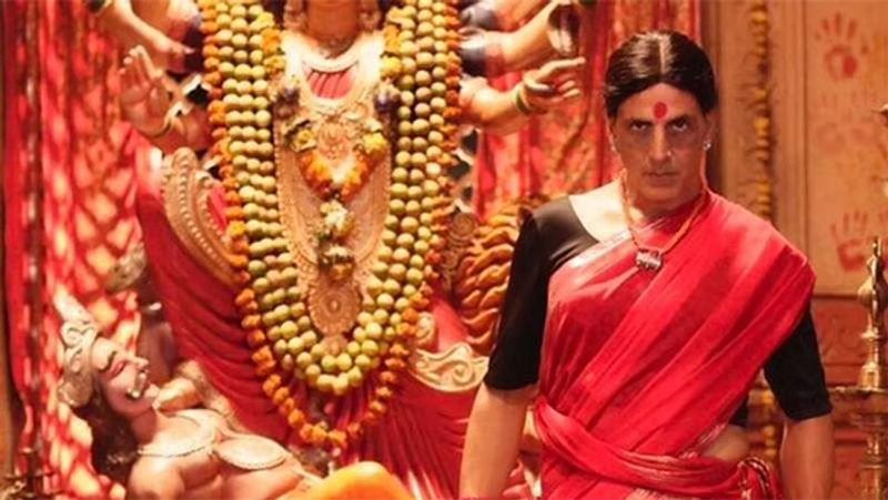 लक्ष्मी- लक्ष्मी बॉम्ब
अक्षय कुमार और कियारा आडवाणी स्टारर फिल्म 'लक्ष्मी' का नाम पहले 'लक्ष्मी बॉम्ब' रखा गया था। जब इसका ट्रेलर रिलीज हुआ तो इसमें मुस्लिम लड़के और हिंदू लड़की की लव स्टोरी सामने आई थी, जिसके बाद लोगों ने इसे लव जिहाद एंगल से जोड़ दिया था और इसके टाइटल को लेकर विवाद होने लगा था। बाद में मेकर्स ने इसके टाइटल को बदलकर 'लक्ष्मी' कर दिया था। अक्षय कुमार की ये फिल्म साउथ की फिल्म 'कांचना' का हिंदी रिमेक थी।