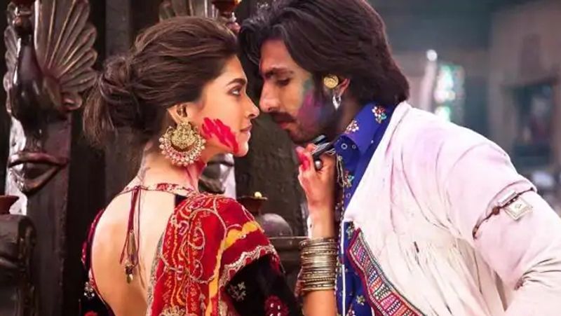 সেলেব গসিপ, থেকে পুরোনো ছবি, ভিডিওতে মজেছেন নেটিজেনরা। সেরকমই একটি পুরোনো ভিডিও পেজ থ্রি-র পাতা সরগরম করছে।