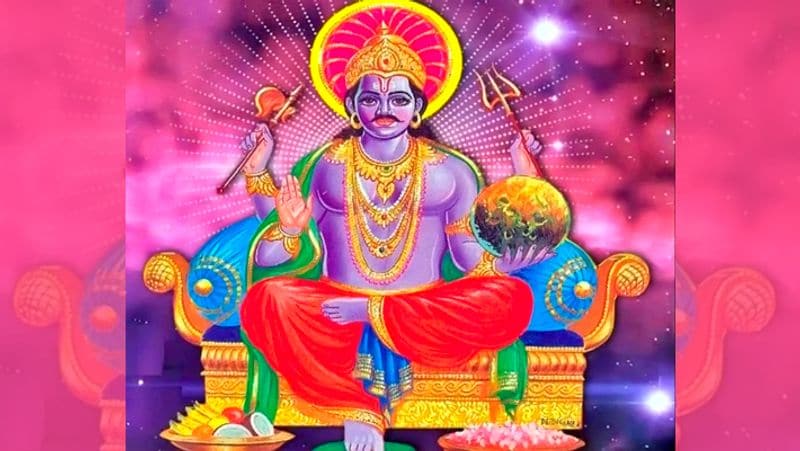 ऐसे करें शनिदेव की पूजा
- शनिश्चरी अमावस्या की सुबह स्नान आदि करने के बाद घर के किसी साफ स्थान पर शनिदेव की मूर्ति या चित्र स्थापित करें।
