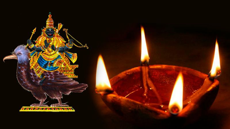 - फिर तिल के तेल से 1 चौमुखा दीपक जलाएं और उससे शनिदेव की आरती करें।
