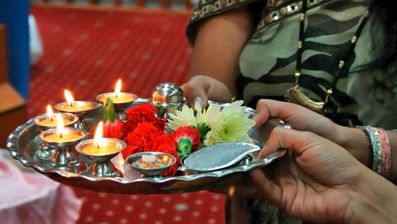 - इसके बाद घर के हर कोने में आरती घुमाएं। इस तरह घर की नेगेटिविटी भी खत्म हो जाएगी।
