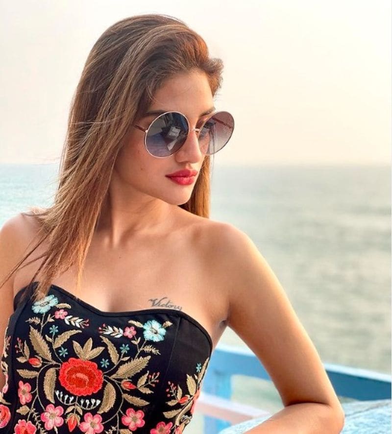 <p>বক্ষের উপর উঁকি মারছে গোপনাঙ্গের ভিক্ট্রি ট্যাটু। অভিনেত্রীর সাহসী লুকেই ক্লিন বোল্ড হয়েছেন নেটিজেনরা। হট অ্যান্ট সেক্সি লুকেই তিনি যেন লাস্যময়ী।</p>