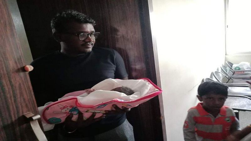 இயக்குனர் மாரிசெல்வராஜ் மனைவிக்கு அழகிய குழந்தை ஆண் குழந்தை பிறந்துள்ளது. மாரிசெல்வராஜ் குழந்தையுடன் இருக்கும் புகைப்படமும் தற்போது வெளியாகியுள்ளது. இதையடுத்து, ரசிகர்கள் மற்றும் பிரபலங்கள் தங்களுடைய வாழ்த்துக்களை தெரிவித்து வருகிறார்கள்.