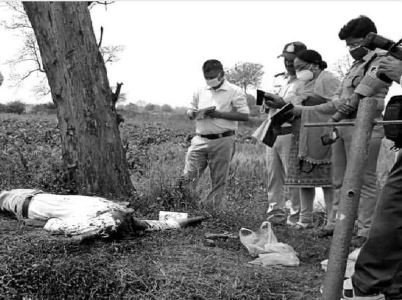 पूरे गांव ने देखा कत्लेआम
बताते हैं कि विजेत लगभग 500 मीटर ही भाग पाया होगा और खेतों के बीच मेड़ पर बेर के पेड के पास गिर गया। इसके बाद धीरज ने उस पर ताबड़तोड़ 15 से 16 वार कर काम तमाम कर दिया। इस हत्याकांड को पूरे गांव वालों ने देखा, लेकिन किसी ने पुलिस के सामने जुबान नहीं खोली। खुद आरोपी धीरज ने कबूलनामे में पुलिस को यह बताया है।
