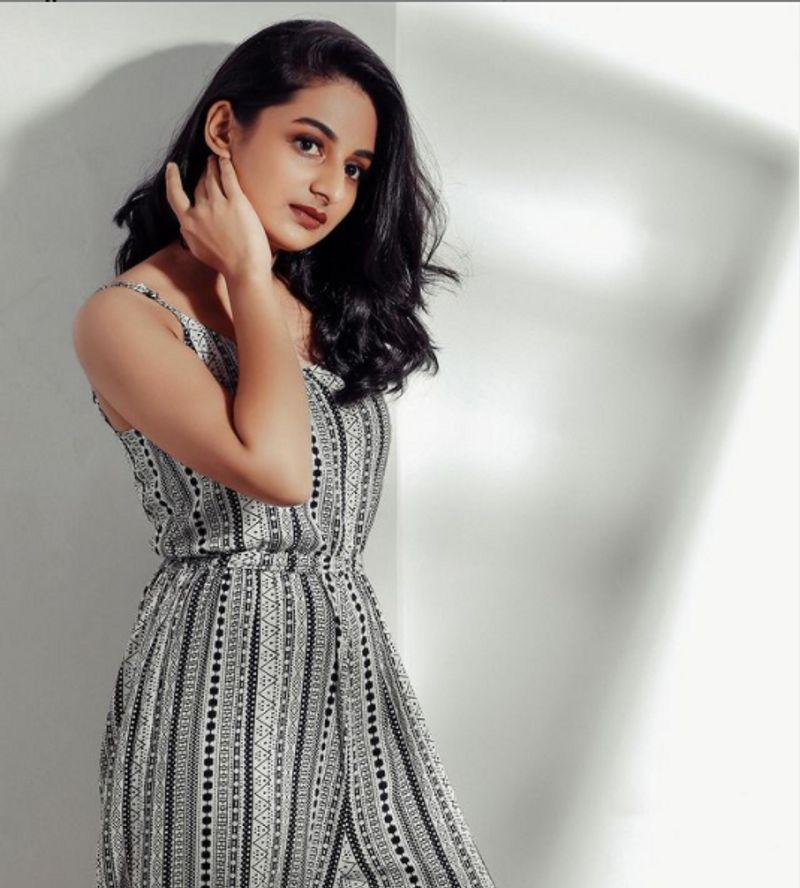 ഇന്ന് തിരക്കുള്ള നായികയായി എസ്തര് മാറിയിരിക്കുന്നു.
