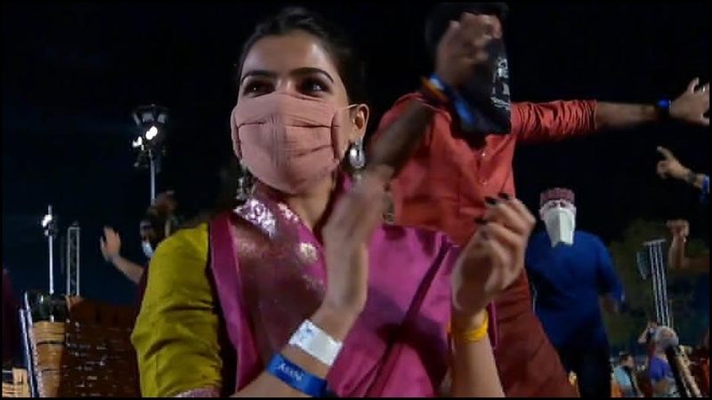 பல பின்னணி பாடகர்கள் மற்றும் இசையமைப்பாளர்கள் கலந்து கொண்டு, சிவராத்திரி நிகழ்ச்சியை மேலும் சிறப்பாகினர். இதுகுறித்த புகைப்படங்கள் மற்றும் வீடியோக்கள் வெளியாகி வைரலாகி வருகிறது.
