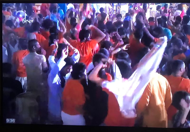 இரவு முழுவதும், அவர்கள் தூங்காமல்... குதூகலமாக இருக்க வேண்டும் என, ஆட்டம்ம் பாட்டம் என் பல்வேறு நிகழ்ச்சிகள் விடிய விடிய நடத்தப்பட்டு வருகிறது.