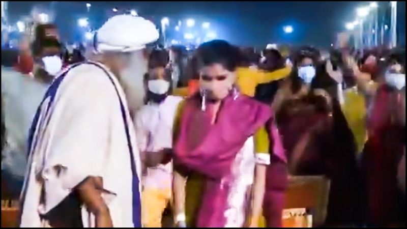 அந்த வகையில் இந்த ஆண்டு வெள்ளியங்கிரி மலையில் நடைபெற்ற சிவராத்திரி விழாவில் நடிகைகள் தமன்னா, காஜல்அகர்வால், கங்கனா ரனாவத், அதிதி ராவ் ஹைத்ரி, சமந்தா, ரகுல் ப்ரீத்தி சிங் உள்பட பல நடிகைகள் கலந்து கொண்டனர். 