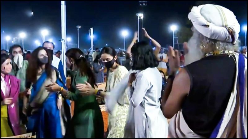 இதில் காஜல் அகர்வால் தனது கணவர் கௌதம் உடன் வந்திருந்தார் என்பது குறிப்பிடத்தக்கது.