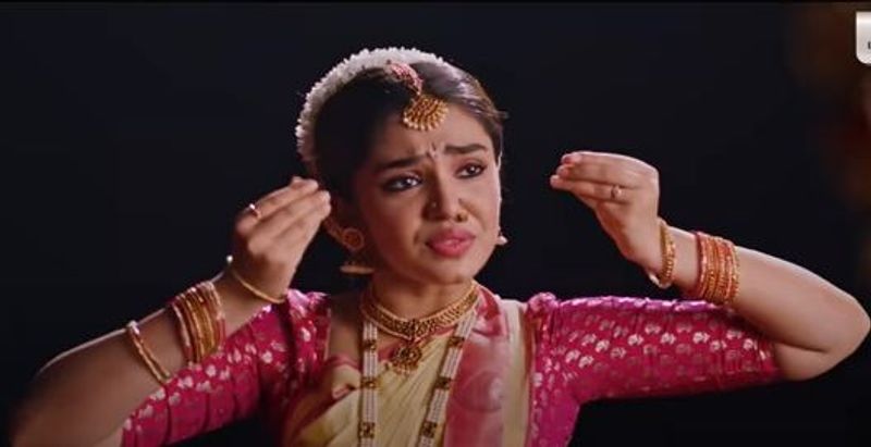 `ఉప్పెన` చిత్రంలో బేబమ్మగా తెలుగు ఆడియెన్స్ మనసులను దోచుకుంది కృతి శెట్టి. అందం, అంతకు మించిన అభినయం, మంత్రముగ్ధుల్ని చేసే హవభావాలతో కుర్రాళ్ల డ్రీమ్ గర్ల్ మారిపోయింది.