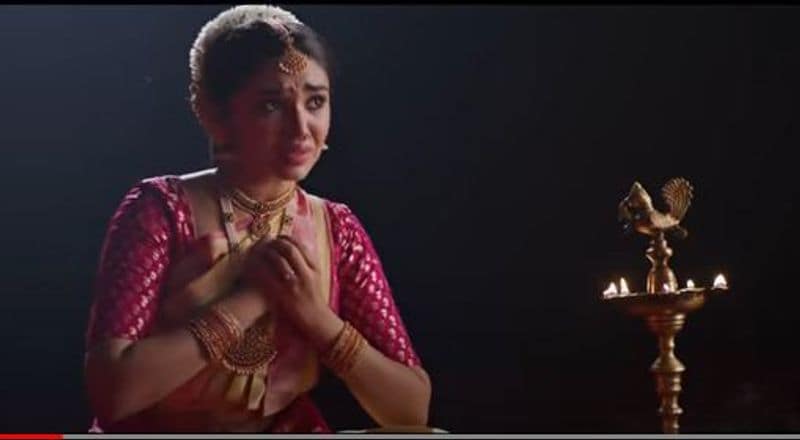 తొలి సినిమాతోనే టాలీవుడ్ స్టార్ ఇమేజ్ని సొంతం చేసుకుంది. ఇంకా చెప్పాలంటే ఓవర్ నైట్లో స్టార్ అయిపోయిందీ కన్నడ భామ.