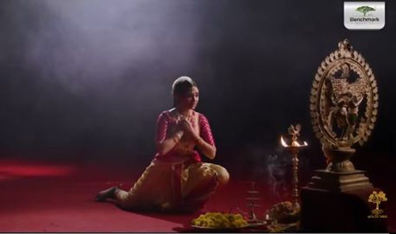 తాజాగా తనలోని మరో కోణాన్ని ఆవిష్కరించింది. తాను అద్భుతమైన నృత్యకారిణి అని నిరూపించుకుంది. కుచిపూడి నృత్యం చేసి అభిమానులను, నెటిజన్లని ఫిదా చేసింది.