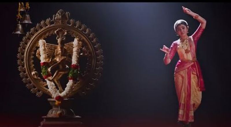 ప్రస్తుతం కృతి శెట్టికి వరుసగా ఆఫర్స్ వస్తున్నాయి. ఇప్పుడామె నానితో `శ్యామ్సింగరాయ్`, సుధీర్బాబుతో `ఆ అమ్మాయిగురించి మీకు చెప్పాలి`, రామ్తో ఓ సినిమా చేస్తుంది. తనకు వస్తోన్న ఆఫర్స్ దృశ్యా రెమ్యూనరేషన్ పెంచిందీ భామ. కోటీకిపైనే డిమాండ్ చేస్తుందట.