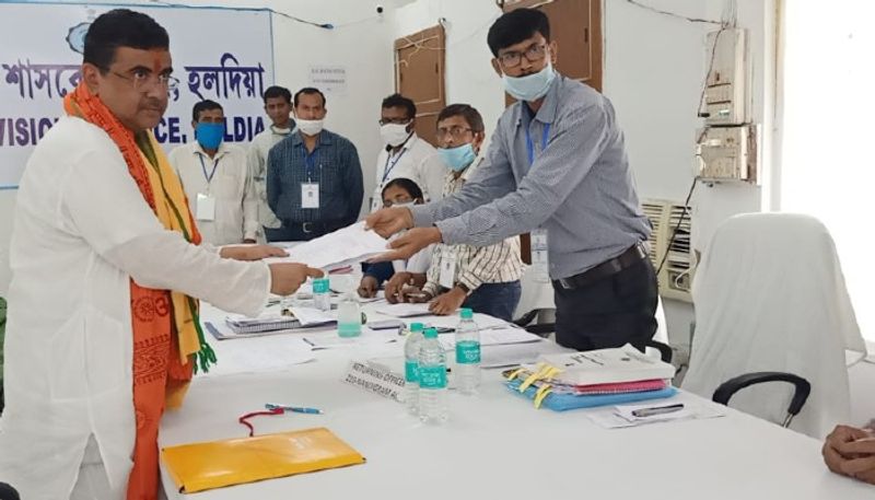 <p>নন্দীগ্রামে নির্বাচনে প্রতিদ্বন্দ্বীতা করার জন্য ইতিমধ্যে নিজের মনোনয়ন পত্র জমা দিয়েছেব শুভেন্দু অধিকারী। মনোয়নন পত্রের হলফনামায় নিজের স্থাবর-অস্থাবর সমস্ত সম্পত্তির হিসেব দিয়েছেন বিজেপি নেতা।</p>