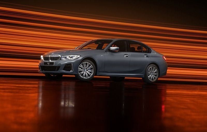 <p>“ಫಸ್ರ್ಟ್-ಎವರ್ BMW M340i xDrive ಭಾರತದಲ್ಲಿ ಲೋಕಲಿ ಪ್ರೊಡ್ಯೂಸ್ಡ್ ಅತ್ಯಂತ ತ್ವರಿತ ಕಾರು ಭಾರತದ ವಾಹನದ ಉತ್ಸಾಹಿಗಳು ಬಹಳ ಕುತೂಹಲದಿಂದ ಕಾಯುತ್ತಿರುವ ಸಂಪೂರ್ಣ ಅಪೂರ್ವ ಹೈ-ಪರ್ಫಾರ್ಮೆನ್ಸ್ ಉತ್ಪನ್ನ ಬಿಡುಗಡೆ ಮಾಡಲು ಉತ್ಸುಕರಾಗಿದ್ದೇವೆ. ಇದು ವಿಶಿಷ್ಟ ಕಾರು ಏಕೆಂದರೆ ಇದರಲ್ಲಿ BMW 3 ಸೀರೀಸ್ನ ಥ್ರಿಲ್ಲಿಂಗ್ ಆತ್ಮವಿದೆ. ಇದರ ಗರಿಷ್ಠಗೊಳಿಸಿದ M ಶಕ್ತಿ ಮತ್ತು BMW M340i xDrive ಡ್ರೈವಿಂಗ್ ಡೈನಮಿಕ್ಸ್ ಹೊಂದಿದೆ. BMW M340i xDrive ಸೇರ್ಪಡೆಯೊಂದಿಗೆ BMW 3 ಸೀರೀಸ್ ಅತ್ಯಂತ ಶಕ್ತಿಯುತ ಮತ್ತು ವೈವಿಧ್ಯಮಯ ಶ್ರೇಣಿಯನ್ನು ಒದಗಿಸುವ ಮೂಲಕ ನಮ್ಮ ಗ್ರಾಹಕರಿಗೆ ಮೌಲ್ಯಯುತ `ಪವರ್ ಆಫ್ ಚಾಯ್ಸ್’ ನೀಡುತ್ತದೆ. ಈ `M’ಮನೆಯಿಂದ ಕಾರು ಹೈ-ಪರ್ಫಾರ್ಮೆನ್ಸ್ ಕಾರುಗಳ ಸ್ಥಳೀಯ ಉತ್ಪಾದನೆಯಲ್ಲಿ ಪ್ರಮುಖ ಮೈಲಿಗಲ್ಲನ್ನೂ ತೋರುತ್ತದೆ” ಎಂದು BMW ಗ್ರೂಪ್ ಇಂಡಿಯಾದ ಪ್ರೆಸಿಡೆಂಟ್ ವಿಕ್ರಮ್ ಪಾವಾಹ್ ಹೇಳಿದ್ದಾರೆ.</p>