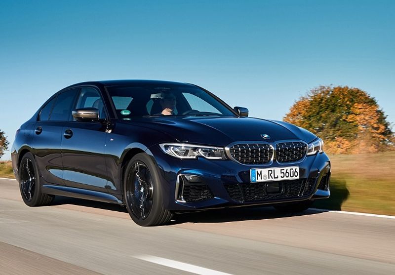 <p> ಫಸ್ರ್ಟ್-ಎವರ್ BMW M340i xDrive ಕಾರ್ಯಕ್ಷಮತೆಯಲ್ಲಿ ಹೊಸ ಮಾನದಂಡಗಳನ್ನು ನಿಗದಿಪಡಿಸಿದ್ದು ಅದು ವಾಹನ ಉತ್ಸಾಹಿಗಳಿಗೆ ಸಂತೃಪ್ತಿ ಹಾಗೂ ಪ್ರಭಾವಿಸುತ್ತದೆ. ಈ ಕಾರು ಸ್ಟ್ರೈಟ್ ಸಿಕ್ಸ್-ಸಿಲಿಂಡರ್ ಪೆಟ್ರೋಲ್ ಎಂಜಿನ್ 387 HP ಯೊಂದಿಗೆ ಹೊಂದಿದೆ. ಒಟ್ಟಿಗೆ ಉನ್ನತ ಒ ಎಂಜಿನ್ ಪರ್ಫಾರ್ಮೆನ್ಸ್, ಒ ಪರ್ಫಾರ್ಮೆನ್ಸ್ ಚಾಸೀಸ್ ಟ್ಯೂನಿಂಗ್, ಒ ಸ್ಪೆಸಿಫಿಕ್ ಸಸ್ಪೆನ್ಷನ್ ಟೆಕ್ನಾಲಜಿ, BMW ಎಕ್ಸ್ಡ್ರೈವ್ ಇಂಟೆಲಿಜೆಂಟ್ ಆಲ್-ವ್ಹೀಲ್ ಡ್ರೈವ್ ಮತ್ತು ಸ್ಪೋರ್ಟ್ ರಿಯರ್ ಡಿಫರೆನ್ಷಿಯಲ್ ಅಸಾಧಾರಣ ಚಾಲನೆಯ ಅನುಭವ ನೀಡುತ್ತದೆ. ಈ ಅಸಾಧಾರಣ ಕ್ರೀಡಾ ಲಕ್ಷಣವು ಮಾದರಿಗೆ ನಿರ್ದಿಷ್ಟವಾದ ಡಿಸೈನ್ ಮತ್ತು ಹಲವು ಫೀಚರ್ಸ್ ಈ ಕಾರಿನಲ್ಲಿದೆ. ಫಸ್ರ್ಟ್-ಎವರ್ BMW M340i xDrive 62,90,000 ರೂಪಾಯಿ(ಎಕ್ಸ್ ಶೋ ರೂಂ). </p>