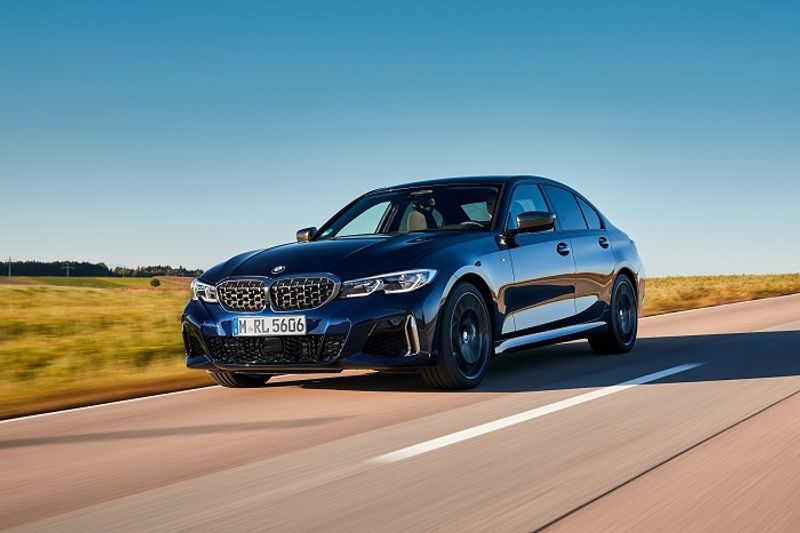 <p>ಫರ್ಸ್-ಎವರ್ BMW M340i xDrive ಸ್ಪೋರ್ಟಿಂಗ್ ಥೀಮ್ನಿಂದ ಸ್ಫೂರ್ತಿ ತುಂಬುತ್ತದೆ. ಗ್ರಿಲ್ ಮೆಷ್ ಹೆಡ್ಲೈಟ್ ಯೂನಿಟ್ಸ್ಗೆ ವಿನ್ಯಾಸದ ಮೂಲಕ ಕಾರಿನ ಅಂದ ಮತ್ತಷ್ಟು ಹೆಚ್ಚಿದೆ. . ಕಾರು ಅಡಾಪ್ಟಿವ್ LED ಹೆಡ್ಲೈಟ್ಸ್ BMW ಲೇಸರ್ ಲೈಟ್ ಹೊಂದಿದೆ. ಈ ಕಾರಿನ ಹುಡ್, ಲಾಂಗ್ ವ್ಹೀಲ್ ಬೇಸ್ ಮತ್ತು ರೂಫ್ಲೈನ್ನಿಂದ ಸ್ಪೋರ್ಟೀವ್ ಲುಕ್ ಹೆಚ್ಚಾಗಿದೆ. ಸಮಾನಾಂತರ ರೇಖೆಗಳು ಮತ್ತು ತೆಳು, ಸ್ಟೈಲಿಷ್ ಆದ ಡಾರ್ಕೆನ್ಡ್ ಲೈಟ್ ಯೂನಿಟ್ಸ್ ಐ-ಶೇಪ್ಡ್ LED ಟೈಲ್ಲೈಟ್ಸ್ ಹೊಂದಿದೆ. ಏರೊಡೈನಮಿಕ್ಸ್ ಪ್ಯಾಕೇಜ್ ಅನ್ನು ಆಪ್ಟಿಮೈಸ್ಡ್ ಬಾಡಿ ಎಲಿಮೆಂಟ್ನೊಂದಿಗೆ ಕಾರು ಬಾಡಿ ಕಲರ್ಡ್ ಒರಿಯರ್ ಸ್ಪಾಯ್ಲರ್ ಅನ್ನು ಬೂಟ್ಲಿಡ್ ಮೇಲೆ ನೀಡುತ್ತದೆ. ಈ ವಾಹನದ ವಿಶಿಷ್ಟ ನೋಟವು ಹೊರಗಿನ ಮಿರರ್ ಕ್ಯಾಪ್ಸ್, ಏರ್ ಇನ್ಟೇಕ್ ಸ್ಟ್ರಟ್ಸ್, ಟ್ರಪೊಝೊಡಿಯಲ್ ಟೈಲ್ಪೈಪ್ ಟ್ರಿಮ್ಸ್ ಮತ್ತು ಮಾಡೆಲ್ ಲೆಟರಿಂಗ್ ಎಲ್ಲವೂ ಸೆರಿಯಮ್ ಗ್ರೇ ಮೆಟಾಲಿಕ್ನಿಂದ ರೂಪಿಸಲಾಗಿದ್ದು ವಾಹನದ ವಿಶೇಷ ನೋಟ ನೀಡುತ್ತವೆ. </p>