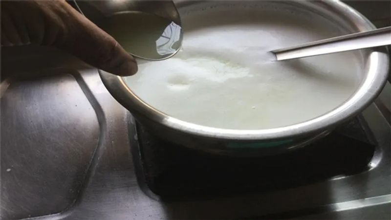 अब इस रस को धीरे-धीरे करके दूध में डालते जाएं और चलाते जाएं। 4-5 मिनट में आप देखेंगे की दूध फटने लगा है।
