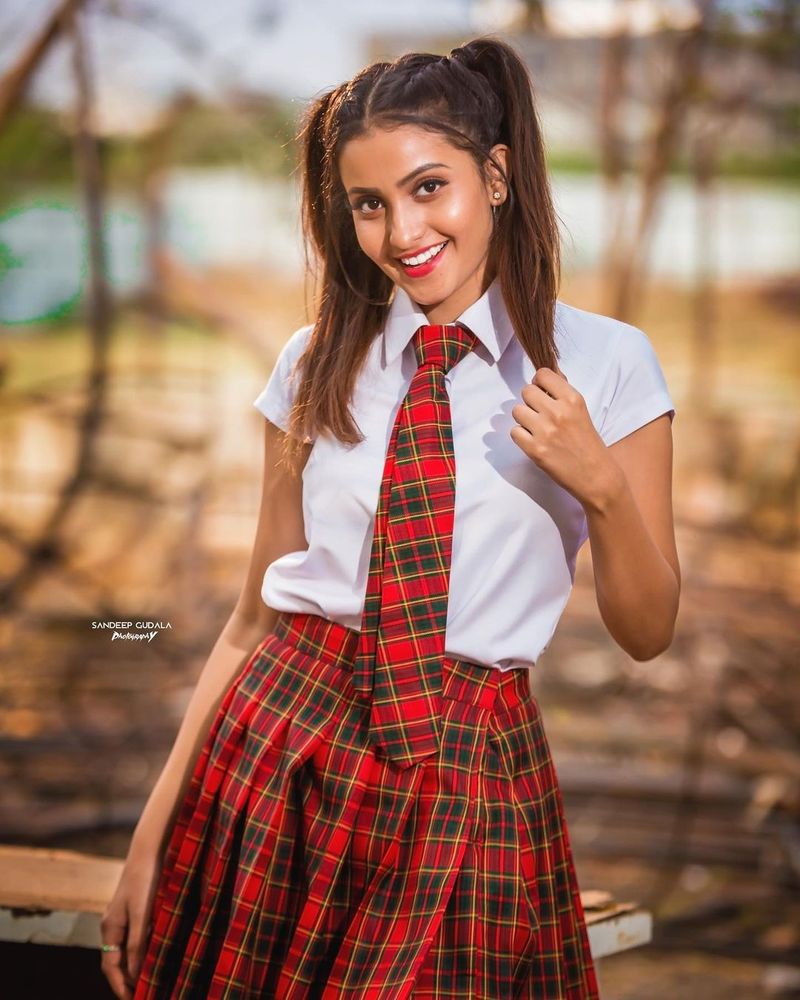 `ఢీ`బ్యూటీ దీపికా పిల్లి చిలిపి తనంతో, హాట్ అందంతో, చలాకీతో మెస్మరైజ్ చేస్తుంది. `ఢీ` షోకి తనవంతూ క్రేజీని పాపులారిటీని తీసుకొస్తుంది.