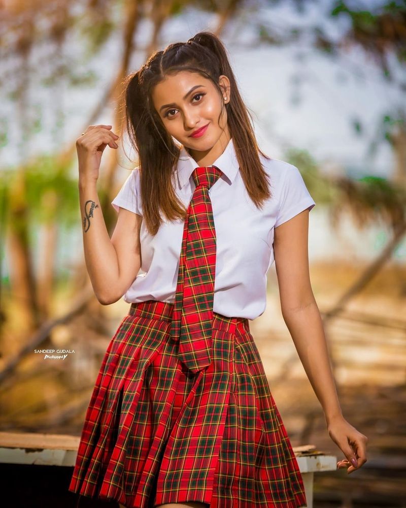 గతవారం ప్రసారమైన షోలో ఆమె స్కూల్ గర్ల్ గా ముస్తాబైంది. ఆయా ఫోటోలను సోషల్ మీడియా ద్వారా అభిమానులతో పంచుకోగా, వైరల్ అవుతున్నాయి.