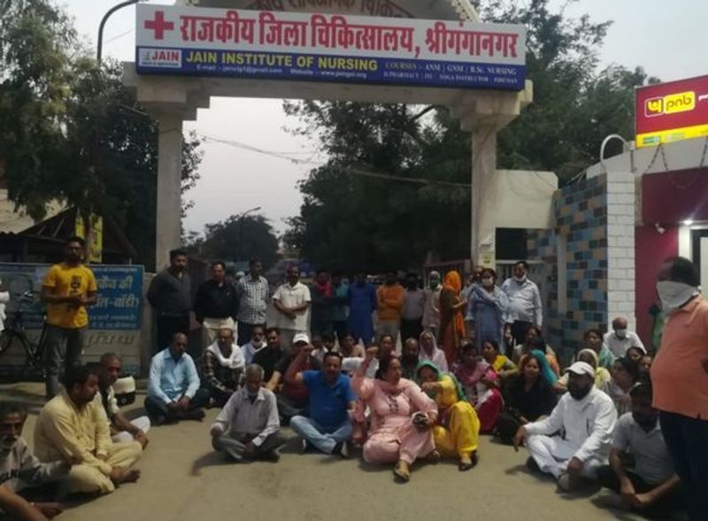 देवरों से शारीरिक संबंध बनाने को कहती थी सास
सास आए दिन पल्लवी के साथ मारपीट करने लगी और दहेज के लिए ताने देती। पल्लवी की सास उसे देवरों के साथ शारीरिक संबंध बनाने का दवाब डालती थी। वह कहती थी कि तेरे आज से दो दो पति हैं, तू दोनों के पास सोया कर।
(घटना के बाद प्रदर्शन करते लोग)