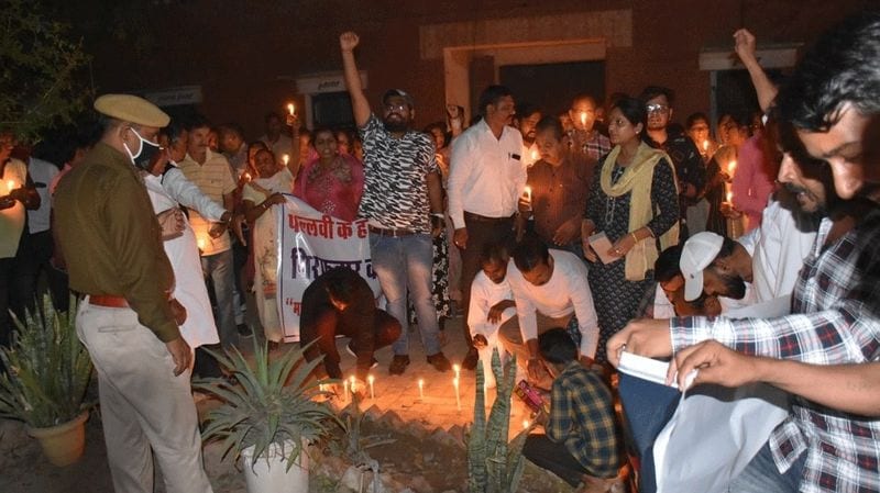 सास बहू को मानती थी अपशगुनी
मृतका पल्लवी के पिता ने पुलिस को बताया है कि उन्होंने अपनी हैसियत से ज्यादा बेटी के ससुरालवालों को दहेज दिया था। ताकि उनकी बेटी को वह खुश रखें। शादी के कुछ दिन बाद ही पल्लवी के ससुर का निधन हो गया। बस इसी बात को लेकर वह बेटी को अपशगुनी बताते हुए उस पर जुल्म ढहाना शुरू कर दिया।
(श्रद्धाजंलि देते व्यापार मंडल के लोग)