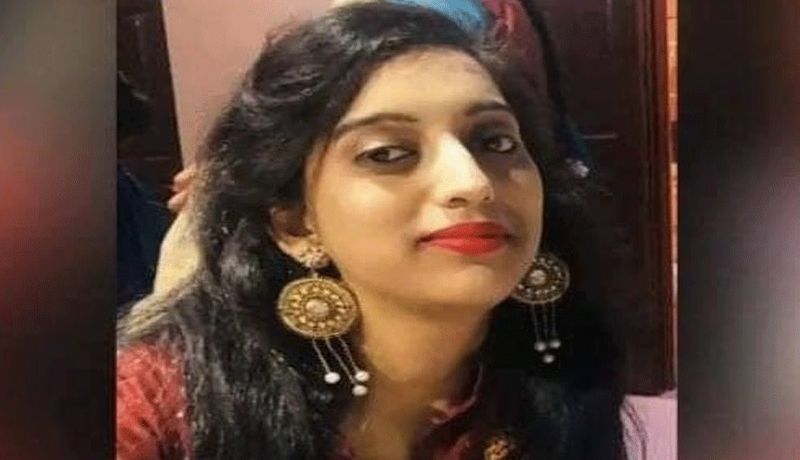 11 माह पहले हुई थी शादी
पिता के मुताबिक पल्लवी छाबड़ा पांच महीने की गर्भवती थी। उसकी शादी 11 महीने पहले हुई थी। शुरुआती जांच में यह बात सामने आया है कि जिस वक्त इस घटना को अंजाम दिया गया, उस दौरान देवर के अलावा पल्लवी की सास भी मौजूद थी। 
