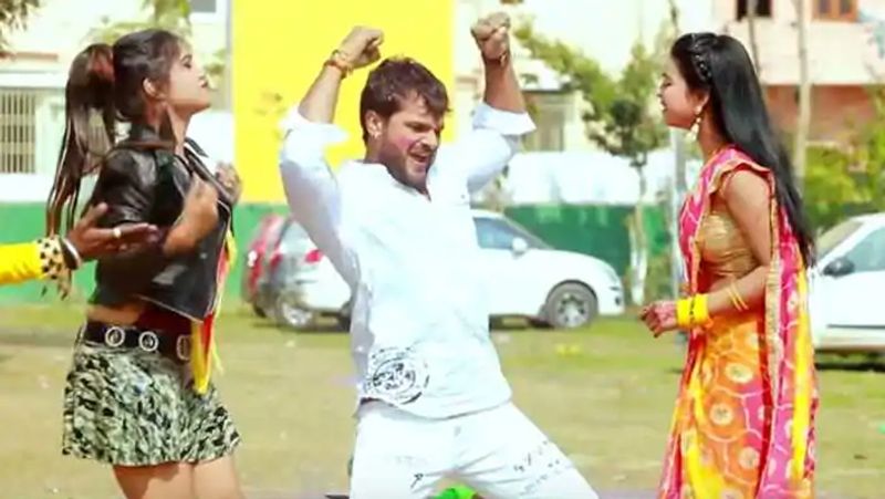 खेसारी ने बताया था कि इसके बाद उन्होंने कभी रबड़ वाली पेंट नहीं पहनी। आपको बता दें कि खेसारीलाल यादव इन दिनों प्रयागराज के माघ मेला परिसर में आम्रपाली दुबे के साथ फिल्म 'आशिकी' की शूटिंग में व्यस्त हैं। 