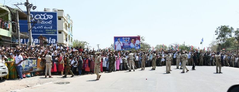 సీఎం జగన్ కు జాతీయ జెండాలతో స్వాగతం పలికిన మాచెర్ల ప్రజలు