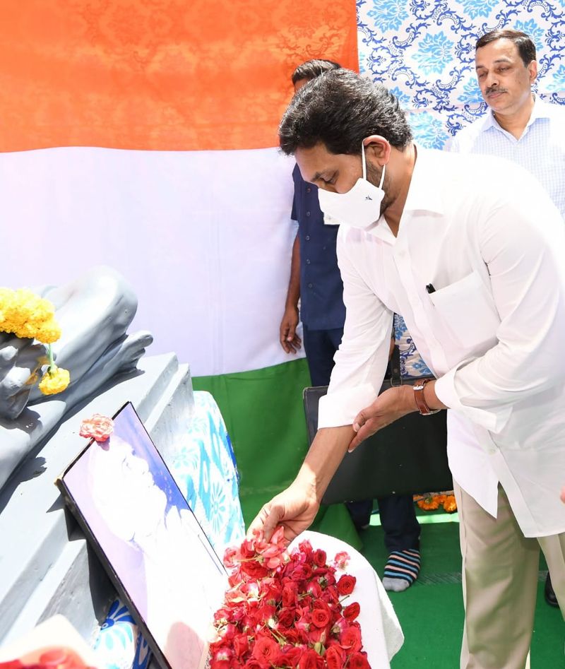 త్రివర్ణ పతాక రూపకర్త పింగళికి నివాళి అర్పిస్తున్న జగన్