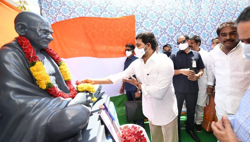 జాతిపిత మహాత్మా గాంధీ విగ్రహానికి పూలమాల వేస్తున్న సీఎం జగన్