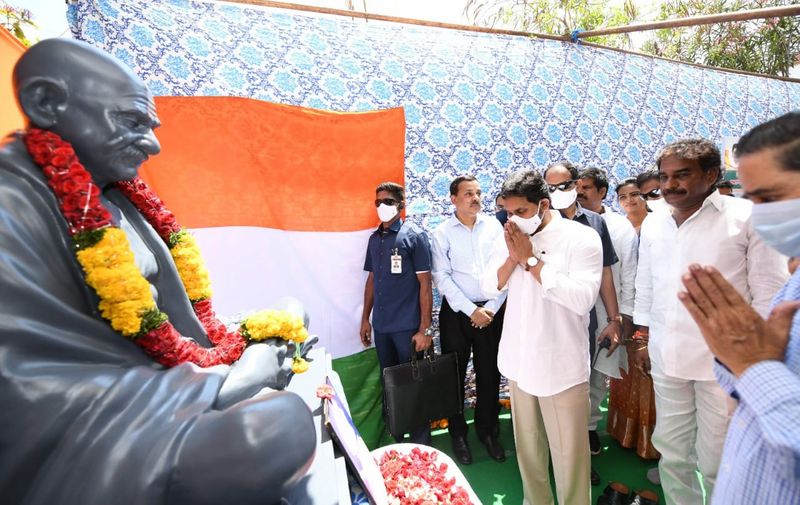 జాతిపిత మహాత్మా గాంధీ విగ్రహానికి సీఎం జగన్ నివాళి