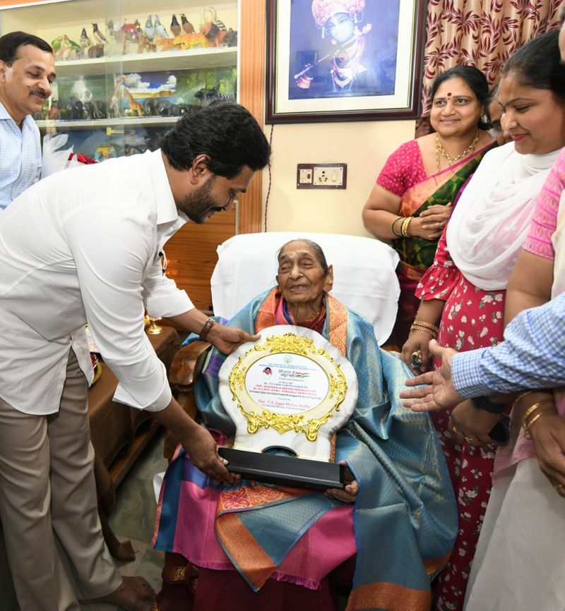 త్రివర్ణ పతాక రూపకర్త పింగళి కూతురును సన్మానించిన సీఎం జగన్