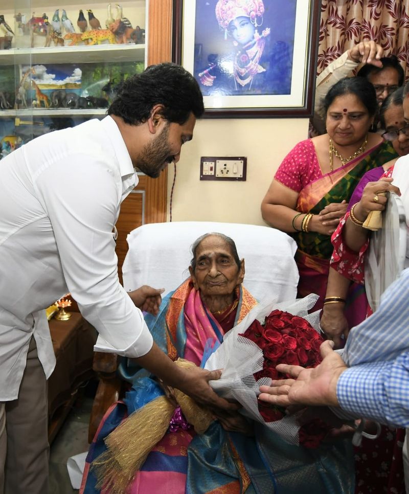 త్రివర్ణ పతాక రూపకర్త పింగళి కూతురును సన్మానించిన సీఎం జగన్