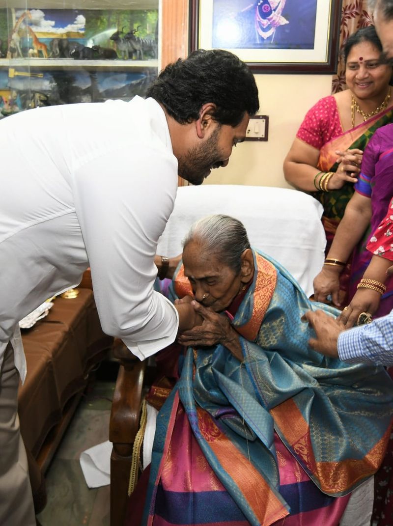 త్రివర్ణ పతాక రూపకర్త పింగళి కూతురును సన్మానించిన సీఎం జగన్