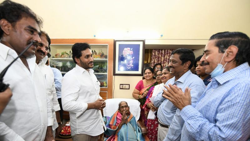 త్రివర్ణ పతాక రూపకర్త పింగళి కూతురును సన్మానించిన సీఎం జగన్