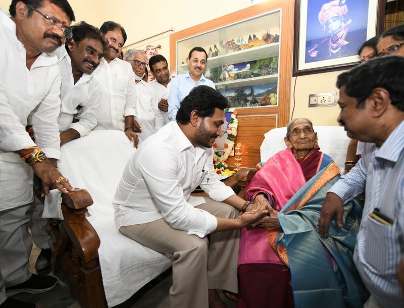 త్రివర్ణ పతాక రూపకర్త పింగళి కూతురును సన్మానించిన సీఎం జగన్