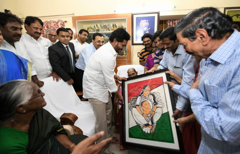 త్రివర్ణ పతాక రూపకర్త పింగళి కూతురును సన్మానించిన సీఎం జగన్