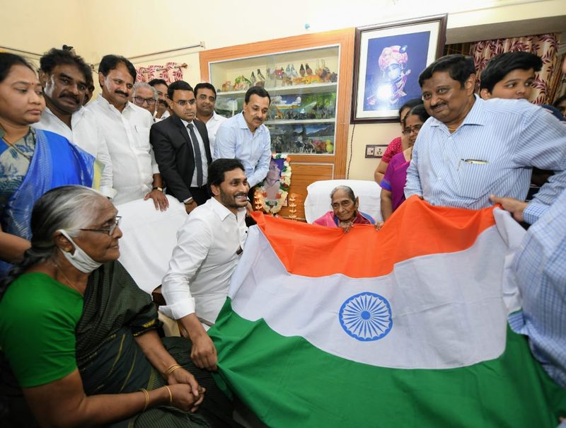 త్రివర్ణ పతాక రూపకర్త పింగళి కూతురును సన్మానించిన సీఎం జగన్