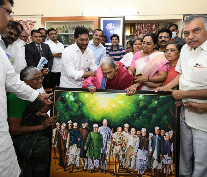 త్రివర్ణ పతాక రూపకర్త పింగళి కూతురును సన్మానించిన సీఎం జగన్