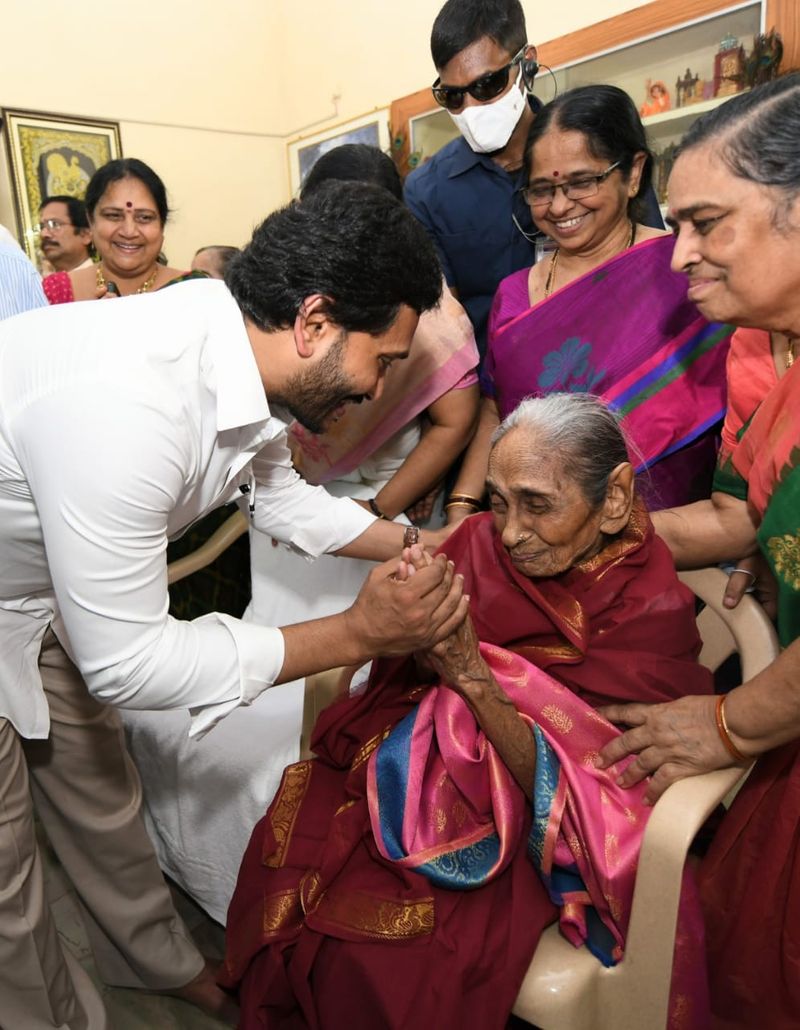 త్రివర్ణ పతాక రూపకర్త పింగళి కూతురును సన్మానించిన సీఎం జగన్