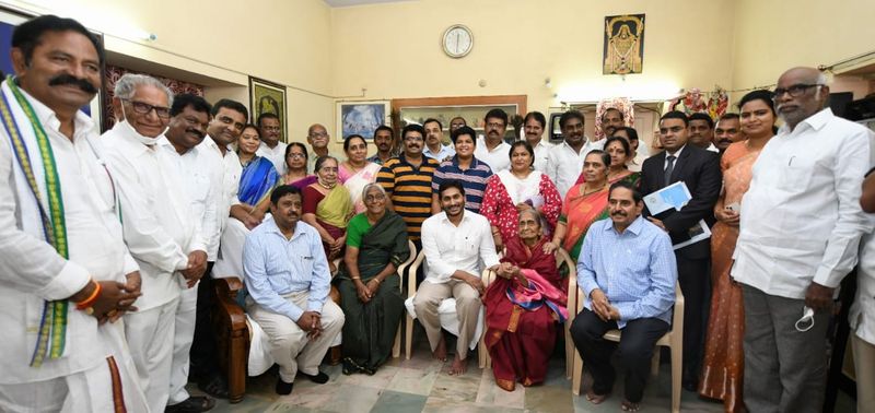 త్రివర్ణ పతాక రూపకర్త పింగళి కూతురును సన్మానించిన సీఎం జగన్