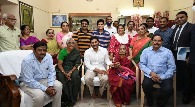 త్రివర్ణ పతాక రూపకర్త పింగళి కూతురును సన్మానించిన సీఎం జగన్