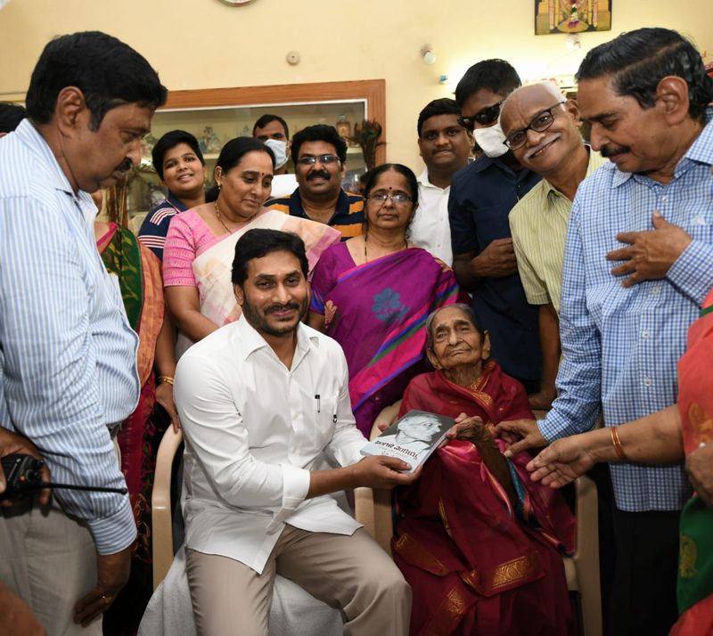 త్రివర్ణ పతాక రూపకర్త పింగళి కూతురును సన్మానించిన సీఎం జగన్