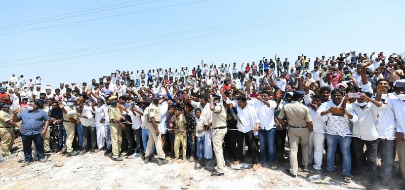 సీఎం జగన్ కు జాతీయ జెండాలతో స్వాగతం పలికిన మాచెర్ల ప్రజలు