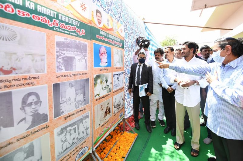 ఫోటో గ్యాలరీని వీక్షిస్తున్న సీఎం జగన్