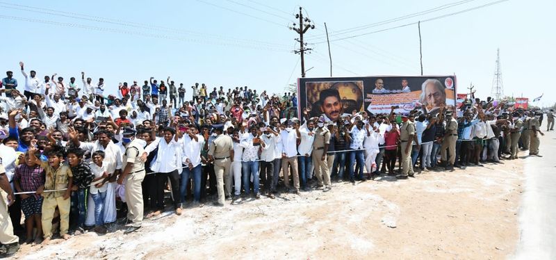 సీఎం జగన్ కు జాతీయ జెండాలతో స్వాగతం పలికిన మాచెర్ల ప్రజలు