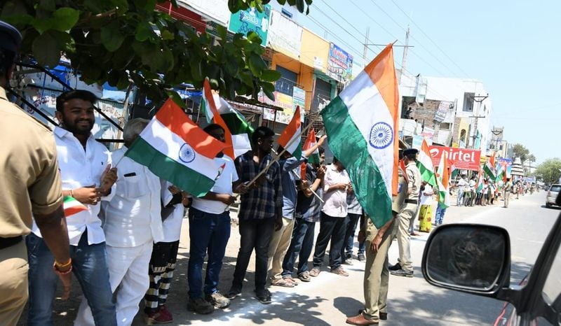 సీఎం జగన్ కు జాతీయ జెండాలతో స్వాగతం పలికిన మాచెర్ల ప్రజలు