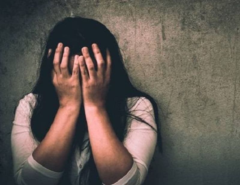 सांवले रंग के कारण बिकने से बची पीड़िता ने सुनाई ये कहानी
दूसरी कुछ ऐसी ही कहानी कामनी (बदला हुआ नाम) के साथ हुआ। जिसे, परसवाड़ा भूकंप कॉलोनी निवासी संतोषी मराठा शालिनी को कोटा में मजदूरी दिलाने का झांसा लेकर 22 जनवरी को ले गई थी। शालिनी ने नानी सोनाबाई से झूठ बोला था कि वह कपड़े लेने जा रही है। इसके बाद वापस नहीं लौटी। 28 जनवरी को सोनाबाई ने उसकी गुमशुदगी ग्वारीघाट में दर्ज कराई थी। 11 मार्च को शालिनी जैन का भी पता चला, तब उसने आपबीती सुनाई थी।
(प्रतीकात्मक फोटो)